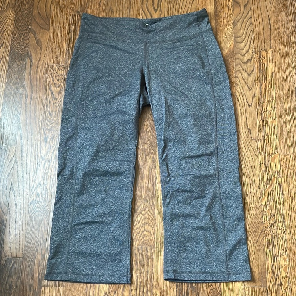 Athleta gray cropped capri length yoga pants, size S